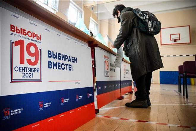 Cử tri Nga bỏ phiếu tại một địa điểm bầu cử ở Moskva, ngày 18/9/2021. (Ảnh: AFP/TTXVN) Bầu cử Duma Quốc gia Nga: Đảng cầm quyền tạm thời dẫn đầu ảnh 1