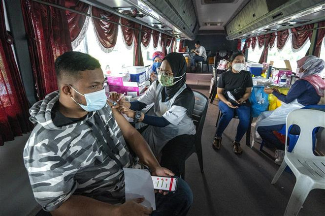 Malaysia sẽ tiêm mũi vaccine COVID-19 tăng cường cho người già ảnh 1
