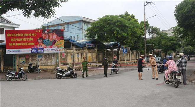 Lực lượng chức năng làm nhiệm vụ tại các chốt kiểm soát dịch COVID-19 thành phố Phủ Lý. (Ảnh: Thanh Tuấn/TTXVN) Ổ dịch COVID-19 lây lan nhanh, Hà Nam thiết lập 12 vùng cách ly y tế ảnh 1