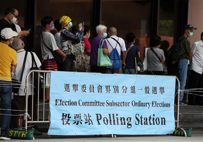 Người dân xếp hàng chờ bỏ phiếu tại Tòa thị chính Sha Tin ở Hong Kong, Trung Quốc, ngày 19/9/2021. (Ảnh: THX/TTXVN) Khu hành chính đặc biệt Hong Kong tổ chức bầu Ủy ban bầu cử năm 2021 ảnh 1