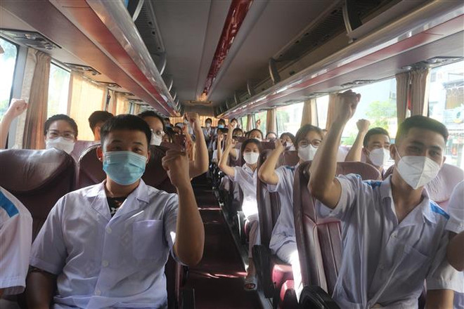 Các thành viên đoàn thể hiện quyết tâm cùng Hà Nội đẩy lùi dịch COVID-19. (Ảnh: Thanh Vân/TTXVN) 500 cán bộ, nhân viên y tế Quảng Ninh hỗ trợ Hà Nội đẩy lùi dịch bệnh ảnh 1
