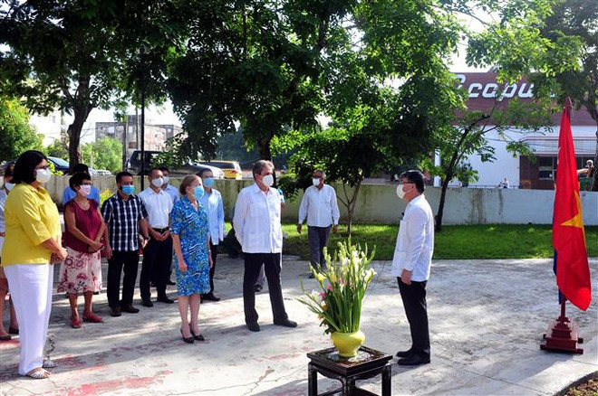 Dâng hoa tại tượng đài Chủ tịch Hồ Chí Minh tại thủ đô La Habana ảnh 1