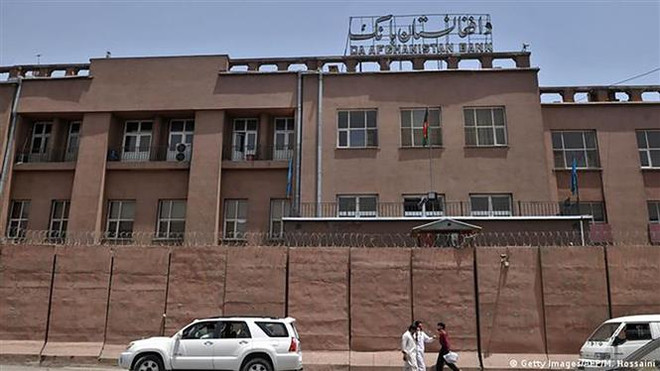 Quang cảnh bên ngoài Ngân hàng Trung ương Afghanistan ở thủ đô Kabul. (Ảnh: DW/TTXVN) Ngân hàng Afghanistan: Chưa nhận thông báo về phong tỏa tài sản ảnh 1