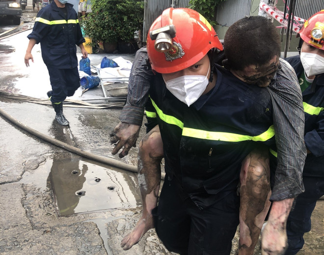 Giải cứu ba người trong đám cháy lớn tại Thành phố Hồ Chí Minh ảnh 1