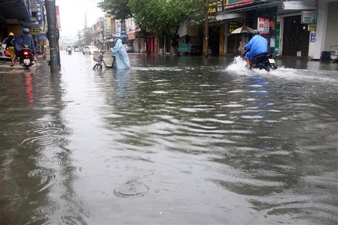 Một đoạn đường Hùng Vương (Đà Nẵng) bị ngập sâu trong nước do mưa lớn liên tục của bão số 5 gây ra. (Ảnh: Trần Lê Lâm/TTXVN) Đà Nẵng cơ bản thực hiện tốt kế hoạch ứng phó với bão số 5 ảnh 1