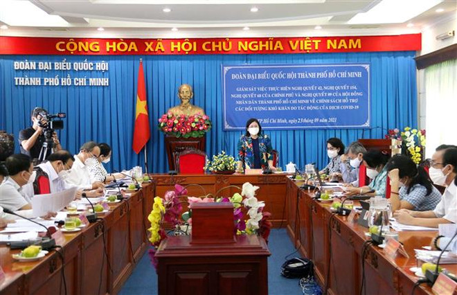 Bà Văn Thị Bạch Tuyết, Phó Trưởng đoàn chuyên trách Đoàn đại biểu Quốc hội Thành phố Hồ Chí Minh, phát biểu tại buổi giám sát. (Ảnh: Thanh Vũ/TTXVN) TP Hồ Chí Minh cần có chiến lược lâu dài ứng phó với dịch COVID-19 ảnh 2