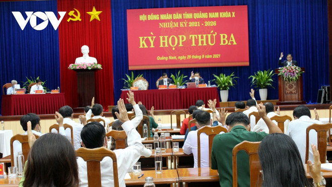 Hội đồng Nhân dân tỉnh Quảng Nam biểu quyết thông qua Nghị quyết không thu học phí học cho học sinh ở địa phương thực hiện giãn cách xã hội theo Chỉ thị số 16 của Thủ tướng Chính phủ. (Nguồn: VOV) Quảng Nam: Thông qua 19 nghị quyết giải quyết các vấn đề bức thiết ảnh 1