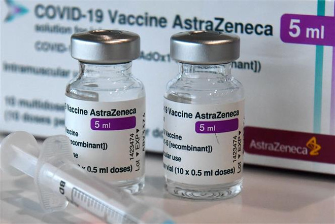 Vaccine ngừa COVID-19 của hãng dược AstraZeneca. (Ảnh: AFP/TTXVN) EU hy vọng những người tiêm vaccine AstraZeneca có thể vào Mỹ ảnh 1