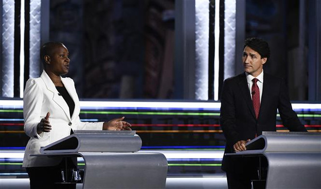 Lãnh đạo đảng Xanh Annamie Paul và Thủ tướng Canada đồng thời là Lãnh đạo đảng Tự do Justin Trudeau trong cuộc tranh luận bằng tiếng Anh của chiến dịch tranh cử, tại Quebec, ngày 9/9. (Ảnh: AFP/TTXVN) Tổng tuyển cử thất bại, lãnh đạo đảng Xanh của Canada từ chức ảnh 1