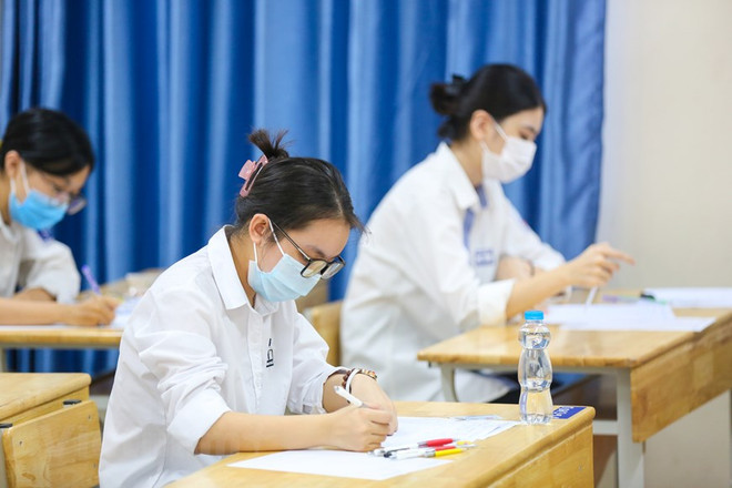 Thí sinh làm thủ tục dự Kỳ thi tốt nghiệp trung học phổ thông tại Hà Nội. (Ảnh: Minh Sơn/Vietnam+) Thực hiện quyền tự chủ, bảo đảm quyền lợi cao nhất của thí sinh ảnh 1