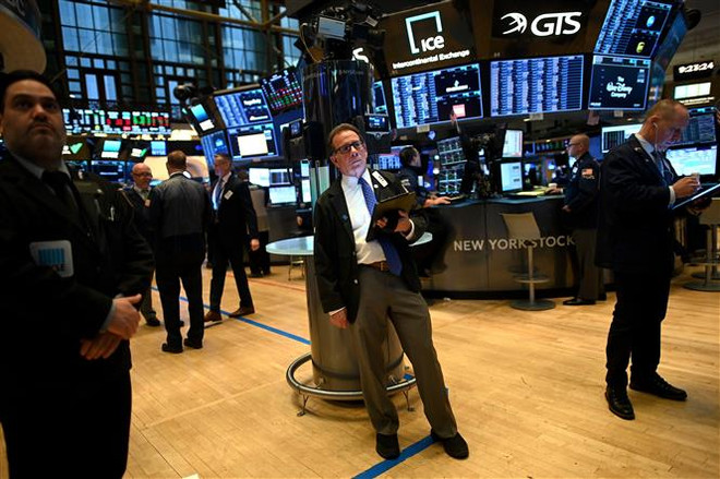 Giao dịch viên tại Sàn giao dịch chứng khoán New York, Mỹ. (Ảnh: AFP/TTXVN) Chứng khoán Mỹ đi lên sau khi EC cam kết viện trợ cho Afghanistan ảnh 1