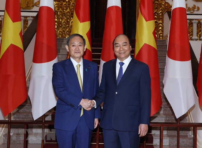 Thủ tướng Nguyễn Xuân Phúc và Thủ tướng Nhật Bản Suga Yoshihide. (Ảnh: Thống Nhất/TTXVN) Chủ tịch nước Nguyễn Xuân Phúc sẽ điện đàm với Thủ tướng Nhật Bản ảnh 1