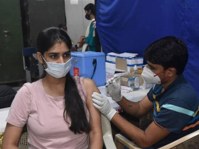Nhân viên y tế tiêm vaccine ngừa COVID-19 cho người dân tại New Delhi, Ấn Độ ngày 9/9/2021. (Ảnh: Hindustan Times/TTXVN) Ấn Độ có thể sớm mở cửa trở lại cho du khách nước ngoài ảnh 1