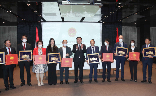 Chủ tịch Quốc hội gặp gỡ với đại diện Cộng đồng người Việt Nam ảnh 2