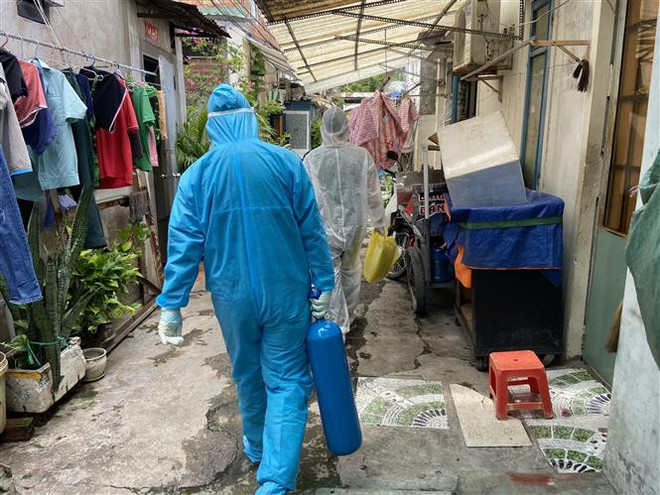 Lực lượng Quân y đến tận nhà dân để thăm khám, điều trị cho các F0 không triệu chứng tại nhà. (Ảnh: Mạnh Linh/TTXVN) TP.HCM: Trạm y tế lưu động cần đánh giá, phân loại tốt F0 tại nhà ảnh 2