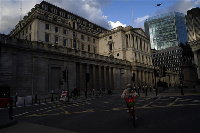 Trụ sở Ngân hàng Trung ương Anh (BoE) tại thủ đô London. (Ảnh: AFP/TTXVN) Thống đốc BoE: Kinh tế Anh cần nhiều thời gian hơn để phục hồi ảnh 1