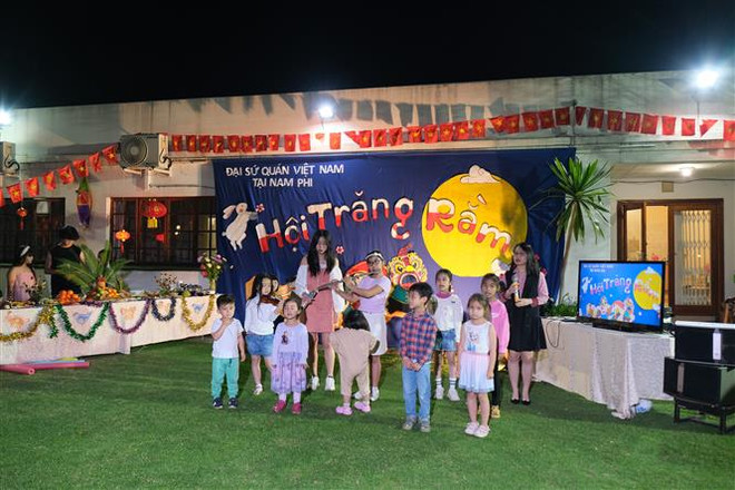 Tưng bừng hội trăng rằm của các cháu thiếu nhi người Việt tại Nam Phi ảnh 2