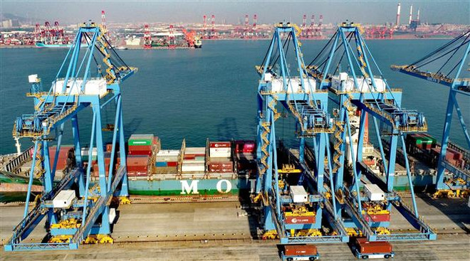 Bốc dỡ hàng hóa tại cảng Thanh Đảo, tỉnh Sơn Đông, Trung Quốc, ngày 19/2/2021. (Ảnh: THX/TTXVN) Trung Quốc đang gắn mình với vị thế một siêu cường toàn cầu? ảnh 1