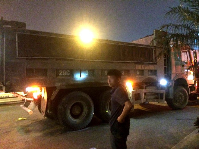 Va chạm gần tòa nhà Lotte, một cô gái chết thảm dưới bánh xe tải ảnh 1