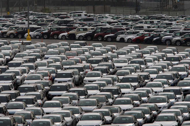 Xe ôtô của Toyota tại trung tâm phân phối xe của hãng ở cảng Long Beach, Mỹ. (Ảnh: Getty Images/TTXVN) ttxvn_oto.jpg