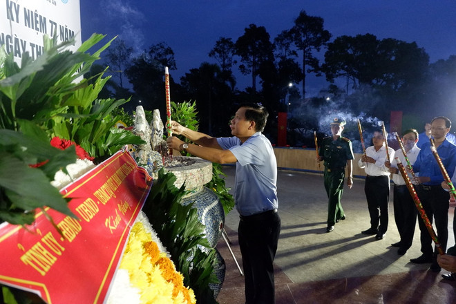 Cán bộ, chiến sỹ, đoàn viên, thanh niên dâng hương hoa tại Đài tưởng niệm Nghĩa trang Liệt sỹ tỉnh Long An. (Ảnh: Đức Hạnh/TTXVN) ttxvn_long_an.jpg