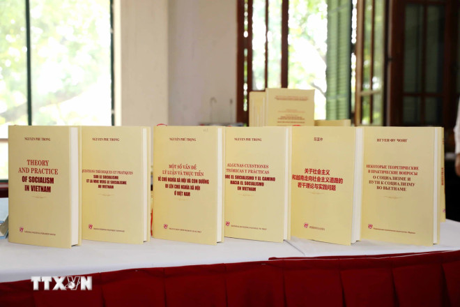 Sách “Một số vấn đề lý luận và thực tiễn về chủ nghĩa xã hội và con đường đi lên chủ nghĩa xã hội ở Việt Nam” của Tổng Bí thư Nguyễn Phú Trọng xuất bản bằng 5 ngoại ngữ. (Ảnh: Phương Hoa/TTXVN) sach_của_tong_bi_thu.jpg