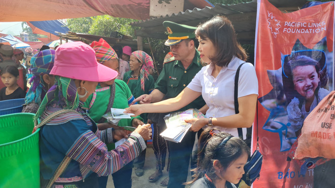 Phát tờ rơi tuyên truyền về phòng, chống mua bán người cho phụ nữ dân tộc thiểu số tại chợ trung tâm xã Tả Gia Khâu, huyện Mường Khương, tỉnh Lào Cai. (Ảnh: Hương Thu/TTXVN) ttxvn_mua-Ban-nguoi_3.jpg