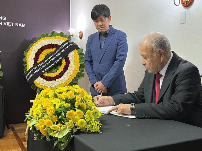 Tổng Bí thư Đảng Lao động Mexico (PT) Alberto Anaya Gutierrez viết sổ tang. (Ảnh: Phi Hùng/TTXVN) ttxvn_mexico_2.jpg
