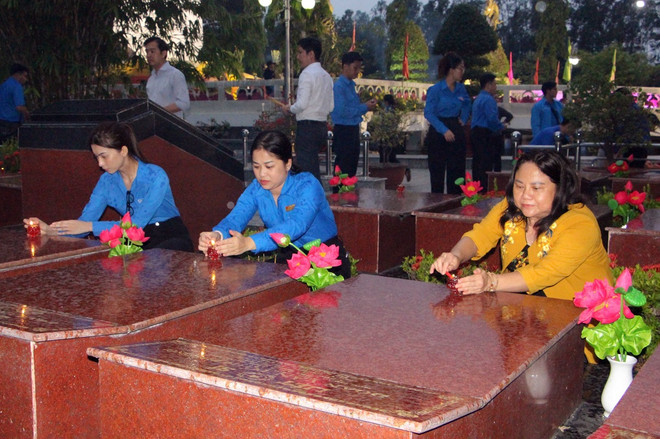 Các đại biểu và đoàn viên, thanh niên thắp nến tri ân các Anh hùng Liệt sỹ tại Nghĩa trang Liệt sỹ thành phố Cần Thơ. (Ảnh: Trung Kiên/TTXVN) ttxvn_can_tho.jpg
