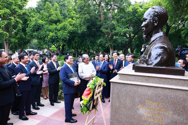 Thủ tướng Phạm Minh Chính và Đoàn đại biểu Việt Nam bên tượng Chủ tịch Hồ Chí Minh ở Thủ đô New Delhi. (Ảnh: Dương Giang/TTXVN) ttxvn_thu_tuong_dang_hoa_3.jpg