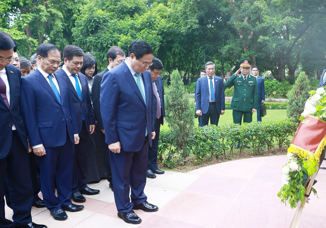 Thủ tướng Phạm Minh Chính dâng hoa tại tượng Chủ tịch Hồ Chí Minh ở Thủ đô New Delhi. (Ảnh: Dương Giang/TTXVN) ttxvn_thu_tuong_dang_hoa_1.jpg