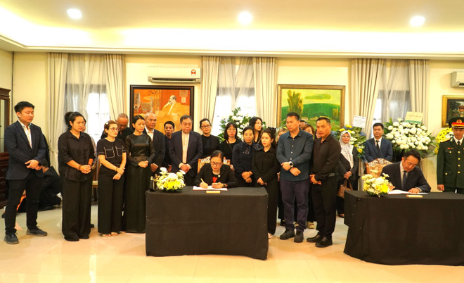 Chủ tịch Hội hữu nghị Malaysia-Việt Nam (trái) cùng các thành viên và Đại sứ Nhật Bản tại Malaysia, Takahashi Katsuhiko ghi sổ tang. (Ảnh: Hằng Linh/TTXVN) ttxvn_malaysia_2.jpg