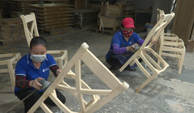 Sản xuất đồ gỗ xuất khẩu tại Bình Dương. (Ảnh: TTXVN phát) ttxvn_xuat_khau.jpg