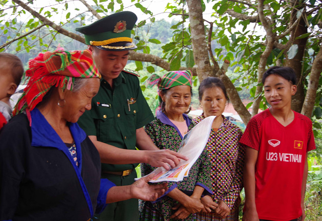 Bộ đội Biên phòng tỉnh Điện Biên tuyên truyền về Luật Biên phòng Việt Nam, Luật phòng, chống mua bán người... cho người dân huyện Nậm Pồ. (Ảnh: TTXVN phát) ttxvn_dien_bien.jpg