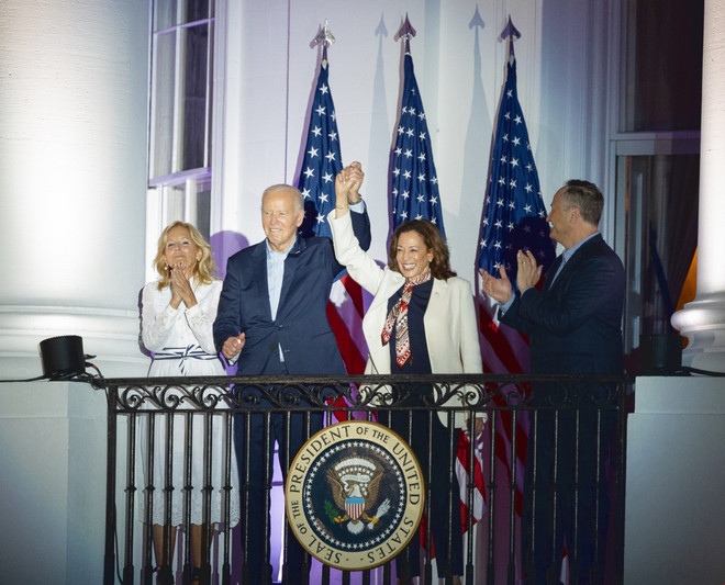Tổng thống Mỹ Joe Biden (thứ 2, trái) và Phó Tổng thống Kamala Harris (thứ 2, phải) chứng kiến sự kiện pháo hoa mừng Ngày Độc lập ở Washington DC., ngày 4/7/2024. (Ảnh: THX/TTXVN) ttxvn_biden_2.jpg