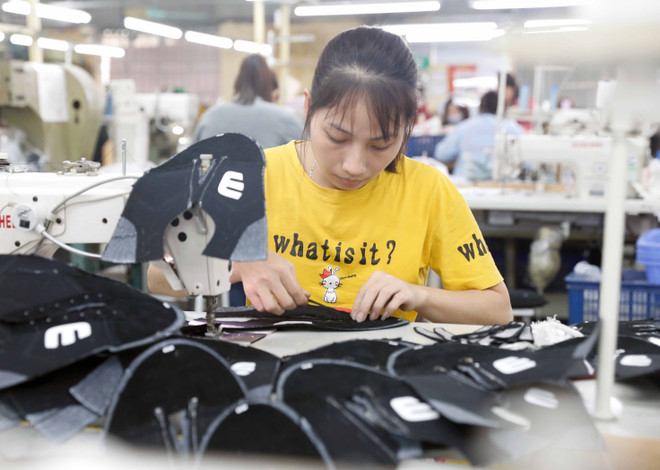 Sản xuất giày xuất khẩu sang thị trường EU. (Ảnh: Trần Việt/TTXVN) ttxvn_da_giay_2.jpg