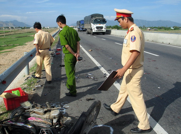 Hai xe máy phóng nhanh, đâm trực diện khiến 3 người tử vong ảnh 1