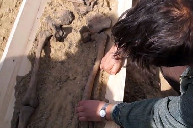 Khám phá bộ xương của "ma cà rồng" cách đây 500 năm ảnh 4