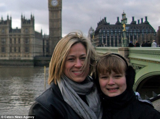 Người mẹ mắc bệnh ung thư đưa con gái đi du lịch đến 97 nước ảnh 1