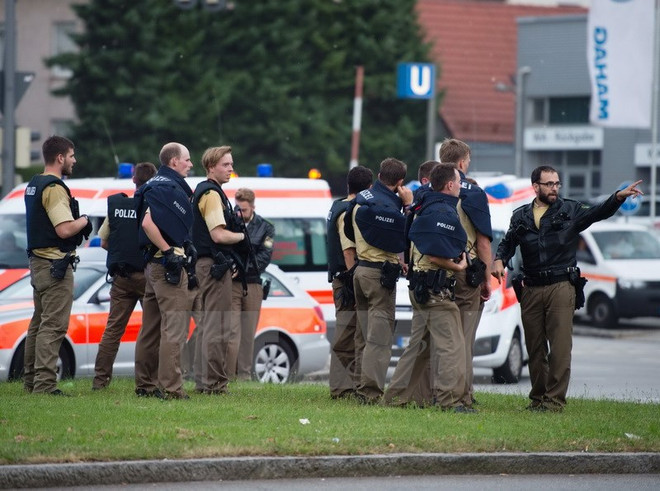 Cảnh sát đặc nhiệm được triển khai ở Munich. (Nguồn: AFP/TTXVN) Thành phố Munich lại phải sơ tán vì lời "đe dọa đánh bom" ảnh 1