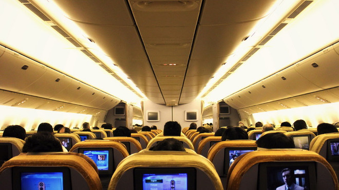 Singapore sẽ ra luật thắt chặt xử lý hành khách gây rối trên máy bay ảnh 1