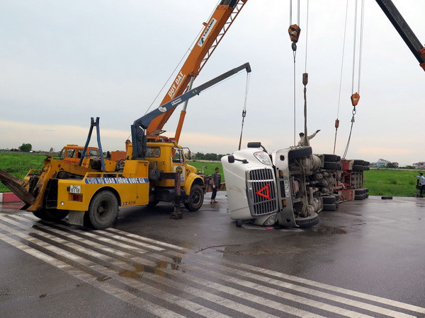 Lật xe container, gây ách tắc trên cầu vượt ở Hải Dương ảnh 1