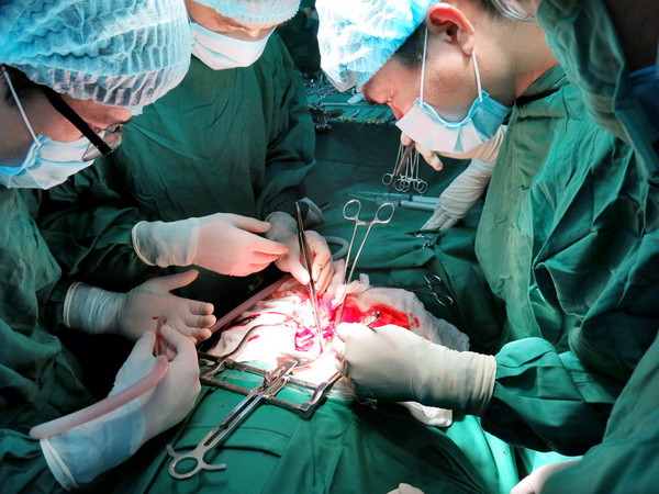 Đồng Nai: Cứu sống bệnh nhân bị vật nhọn đâm thủng tim ảnh 1