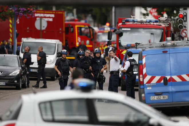 Cảnh sát Pháp gác tại hiện trường vụ tấn công bắt cóc con tin ở Saint-Etienne-du-Rouvray. (Nguồn: AFP/TTXVN) Bị tấn công liên tục, Pháp thành lập lực lượng vệ binh quốc gia ảnh 1