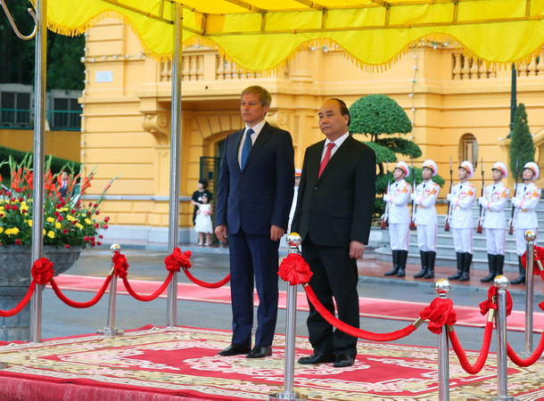 Việt Nam luôn coi trọng tăng cường quan hệ hữu nghị với Romania ảnh 1