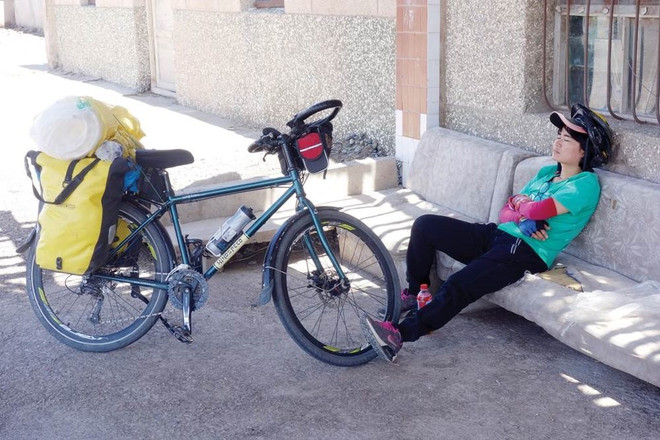 Rung động bức thư gửi em gái của cô gái Việt đạp xe 291 ngày đến Paris ảnh 7