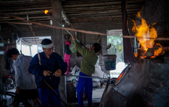 [Photo] Độc đáo nghề thổi thủy tinh làm cốc ở làng Xối Chì ảnh 4
