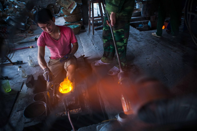 [Photo] Độc đáo nghề thổi thủy tinh làm cốc ở làng Xối Chì ảnh 1