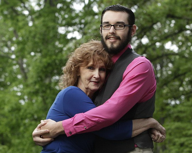 Cụ bà 71 tuổi kết hôn với chàng trai 17 sau 3 tuần hẹn hò ảnh 1