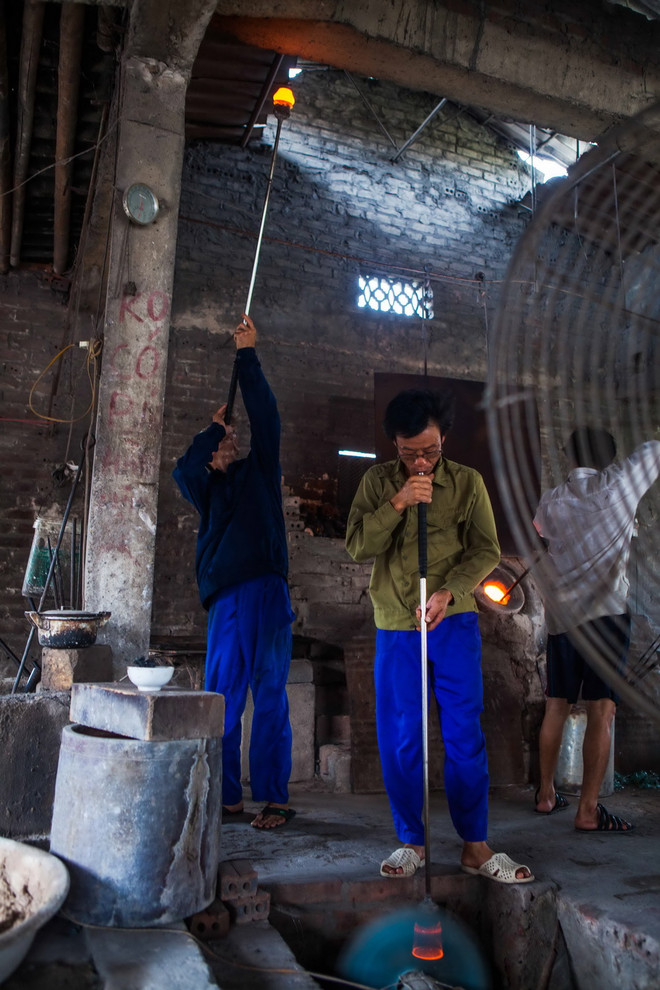 [Photo] Độc đáo nghề thổi thủy tinh làm cốc ở làng Xối Chì ảnh 6